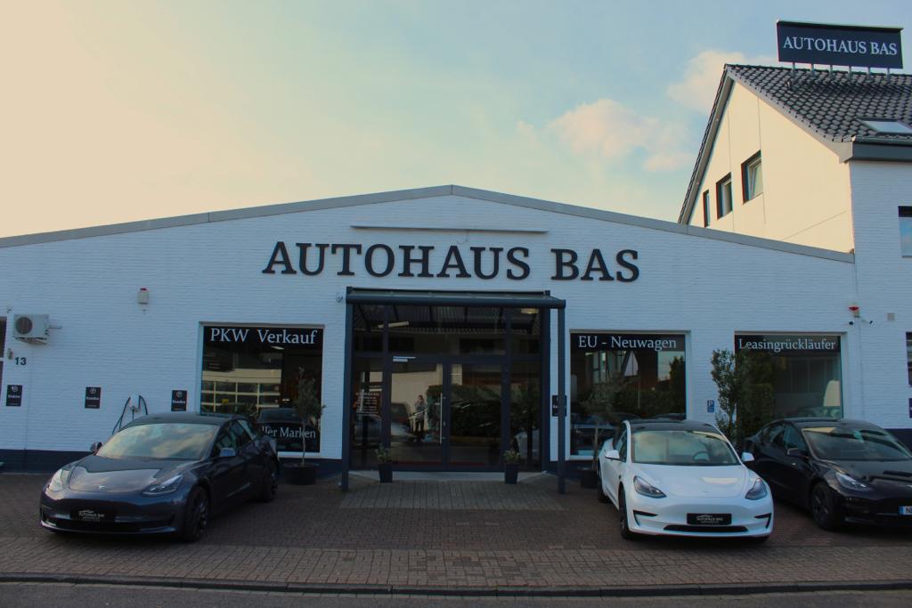 Tesla Model 3 und Model Y auf dem Hof von Autohaus Bas in Kaarst
