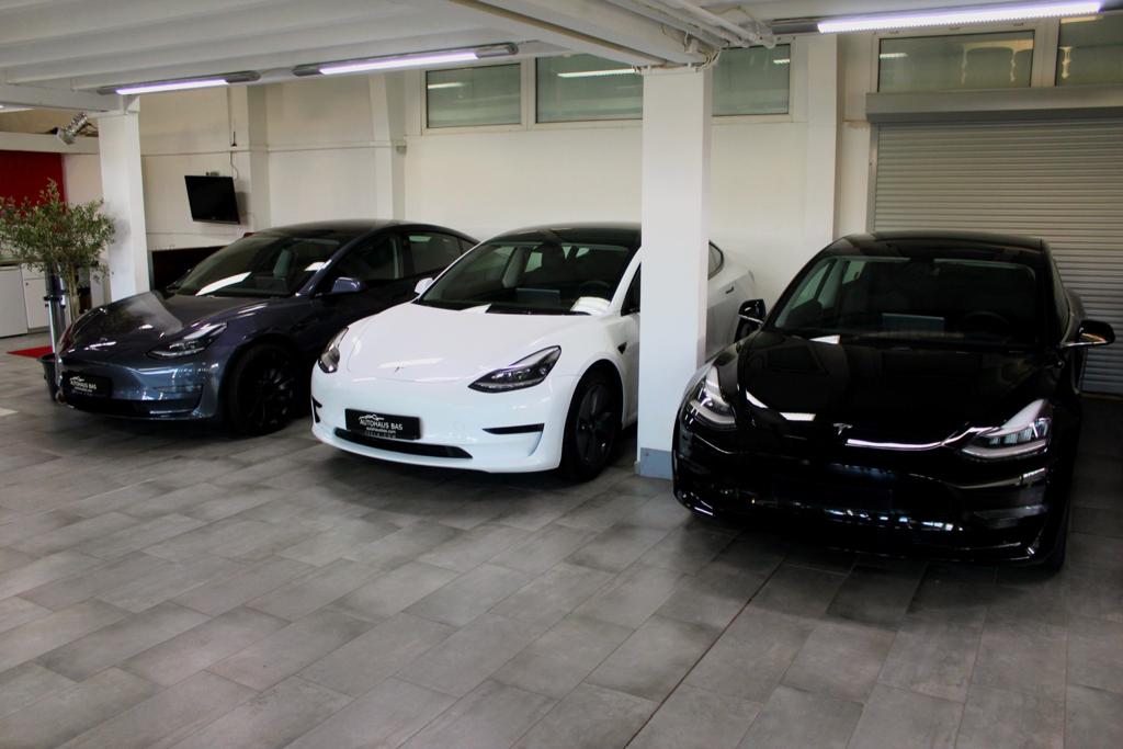 Tesla Model 3 im Showroom des Autohaus Bas in Kaarst