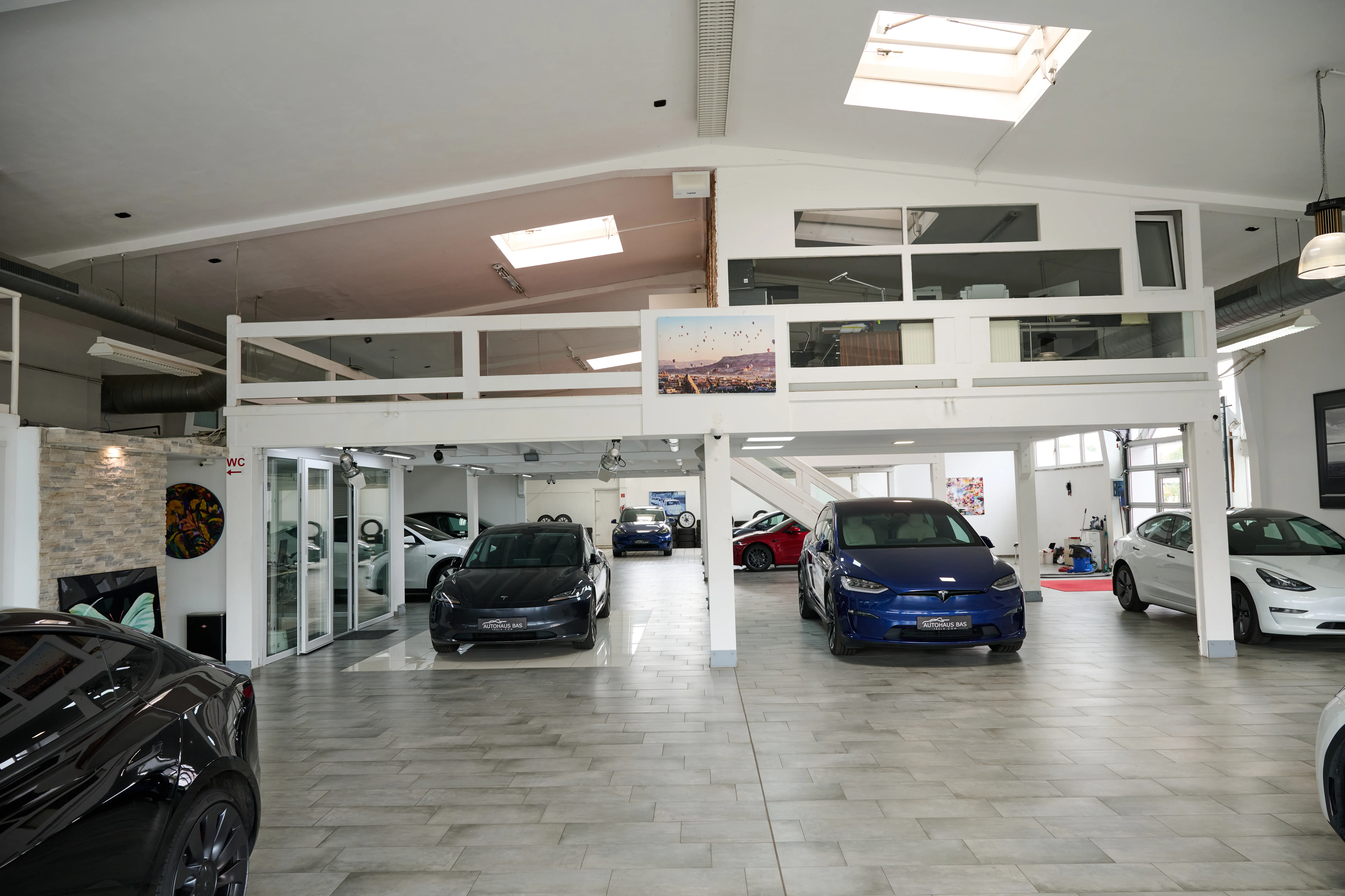 Ausstellungsraum des Autohaus Bas mit mehreren Tesla-Fahrzeugen
